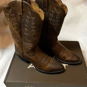 ALMOST NEW Ariat cowboy boots